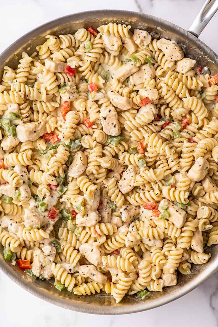  Pasta di pollo cremosa in una padella.