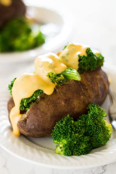 Slow Cooker Baked Potatoes With Broccoli and Cheese Sauce