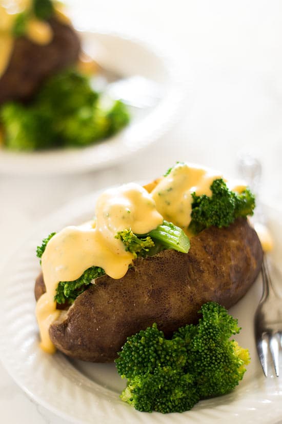 Slow Cooker Baked Potatoes With Broccoli and Cheese Sauce