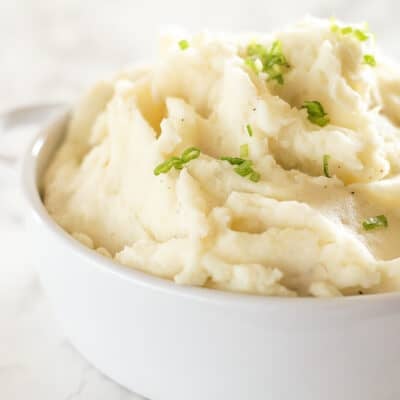 Mashed potatoes sprinkled with green onions.
