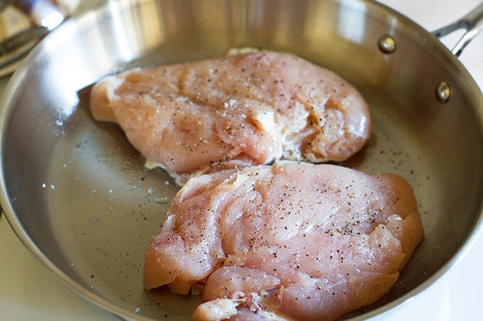  Pollo dorado en una sartén para triturar. 