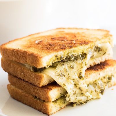 Class up your grilled cheese game with this super easy Pesto Grilled Cheese Sandwich! | Recipes for One | Lunch Recipes |