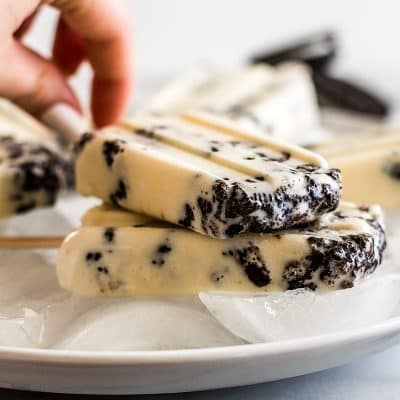 These Cookies and Cream Popsicles are the perfect summer treat, and all you need to make them is two ingredients and a popsicle mold!