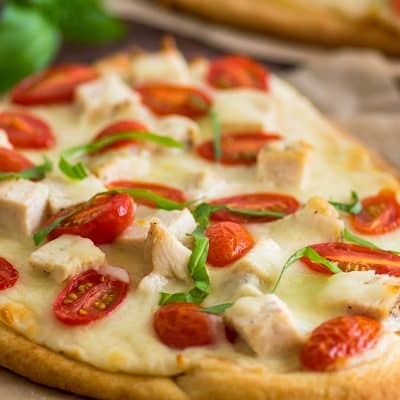 This Naan Chicken Alfredo Pizza is super easy, so good, and just a bit classier than your usual delivery pizza. | Homemade Pizza | Recipe for Two | Dinner for Two |