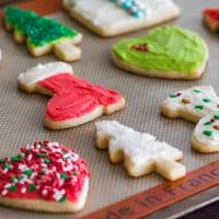 Tray mit dekorierten Zuckerplätzchen für Weihnachten.