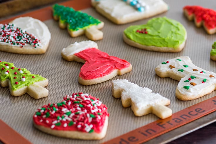 Lâmina de bolachas de açúcar decoradas para o Natal.