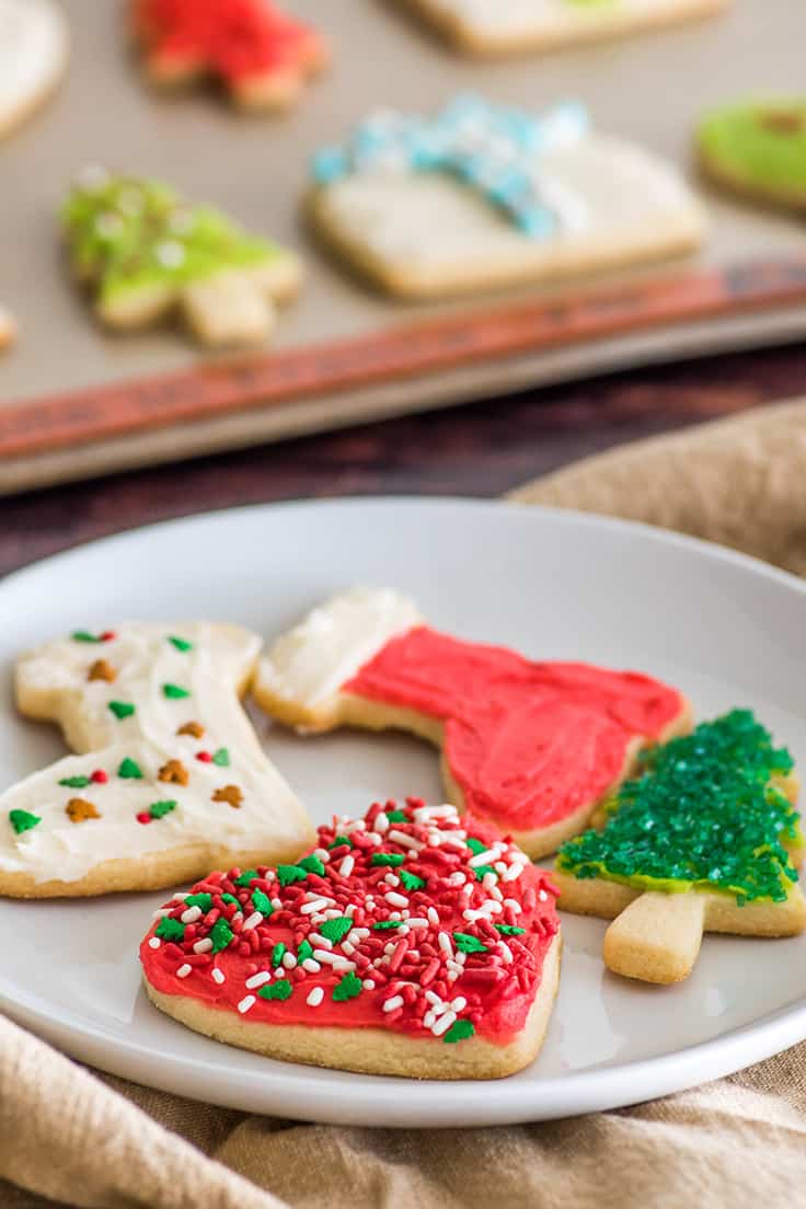 Gedecoreerde, kleine uitgesneden suikerkoekjes op een wit bord.