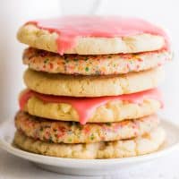 Pile de biscuits au sucre en petite série sur une assiette blanche.