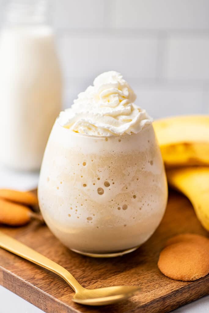  banan milkshake uden is i en glas kop.
