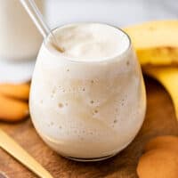  Milk-shake à la banane sans crème glacée dans une tasse avec une paille.