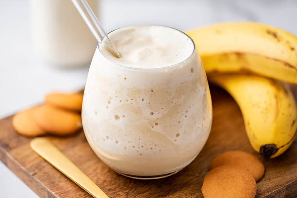  milkshake de banane fără înghețată într-o ceașcă cu paie.