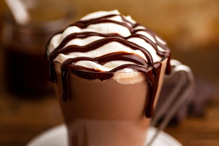 Chocolat chaud au Baileys avec crème fouettée et coulis de caramel.