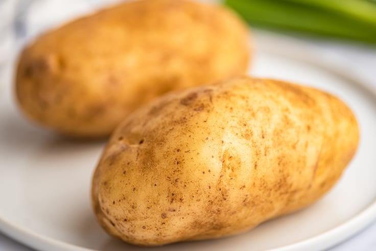  Pommes de terre dans une assiette. 